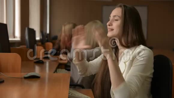 商业女性在电脑上工作视频的预览图