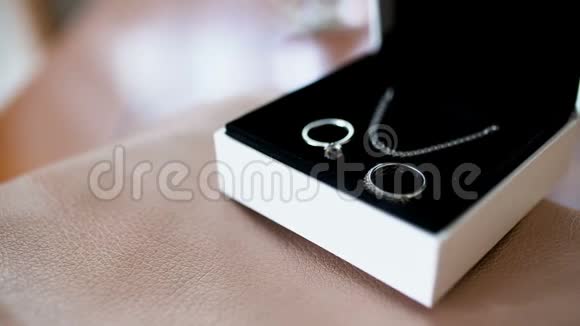 装饰盒里的结婚戒指视频的预览图