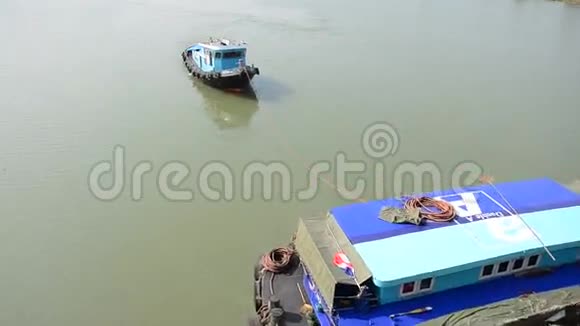 泰国AyutthayaChoaphraya河的驳船和Tug船货船视频的预览图