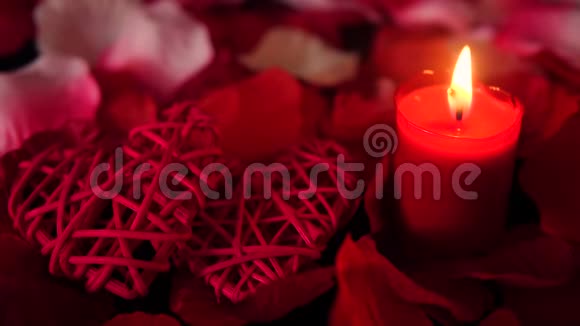 情人节有装饰心的镜头蜡烛燃烧和玫瑰花瓣视频的预览图