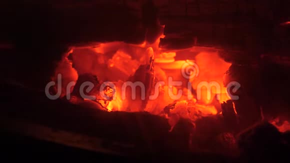 壁炉旁天然木材的红色火焰视频的预览图
