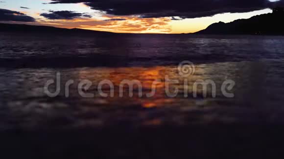 海上日落海滩上的日落海滩日落天空美丽视频的预览图