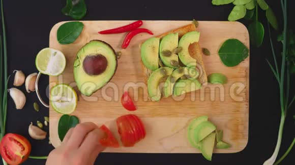 鳄梨健康饮食和健康生活方式的概念从上面看煮鳄梨三明治视频的预览图