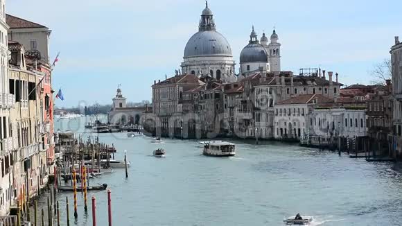 威尼斯的大运河在学院区圣玛丽亚大教堂的背景下敬礼视频的预览图