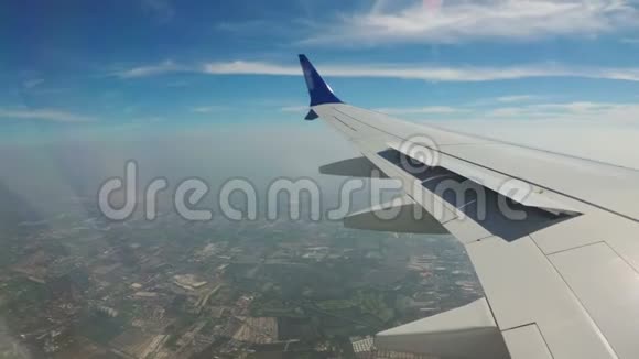 从曼谷城市景观的喷气式飞机窗口观看视频的预览图