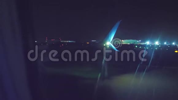 在机场降落起飞飞机飞行概念飞机的生活方式是晚上起飞视频的预览图