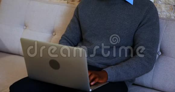 男性高管使用笔记本电脑视频的预览图