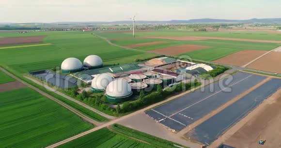 从猪场通过沼气厂的摄像头飞行生物质可再生能源现代农业欧洲联盟空中飞行视频的预览图