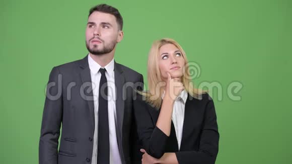 年轻快乐的商业夫妻微笑着一起思考视频的预览图