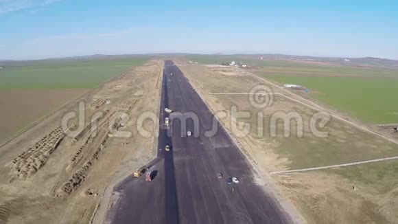 机场跑道施工鸟瞰视频的预览图