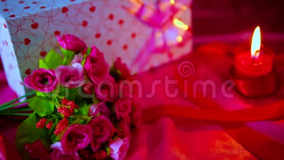 花束蜡烛及礼品盒装饰情人节视频的预览图