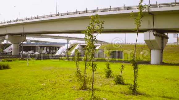 靠近城市的高速公路夏日视频的预览图