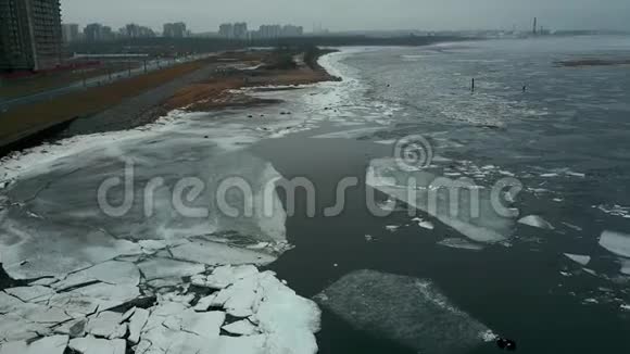 飞越北部海湾融化的冰冰冻的芬兰湾和融化的冰的海岸杰出的风景视频的预览图