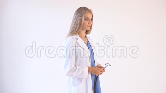 医生在医院用听诊器视频的预览图