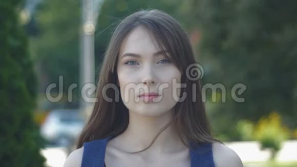 街头背景的年轻美女户外画像视频的预览图