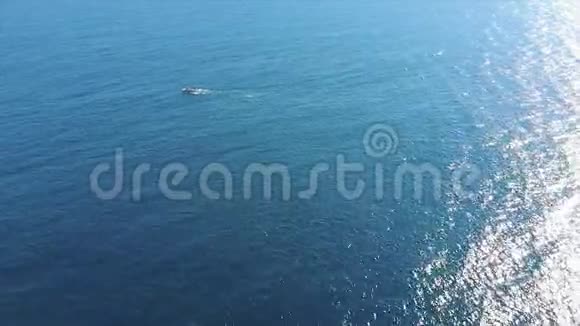 西班牙无人驾驶飞机在科斯塔布拉瓦附近的帕拉莫斯镇视频的预览图