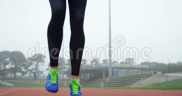 女运动员在跑道上运动4k视频的预览图