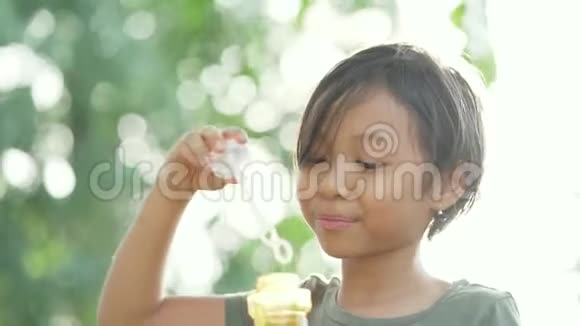 亚洲小女孩吹肥皂泡视频的预览图