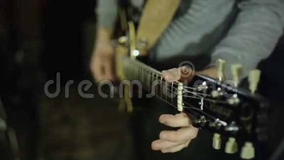 玩吉他的人视频的预览图