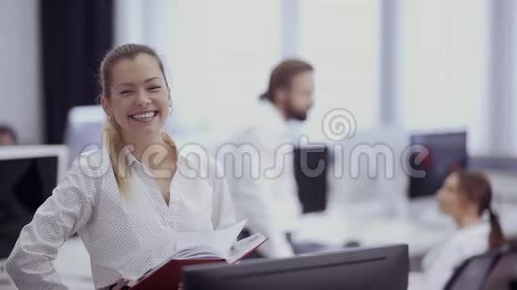 办公室里美丽的微笑女商人视频的预览图