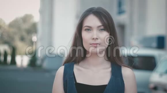 街头背景的年轻美女户外画像视频的预览图