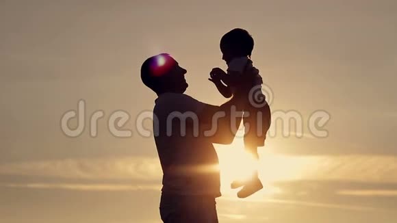 日落时分父亲和儿子的剪影视频的预览图
