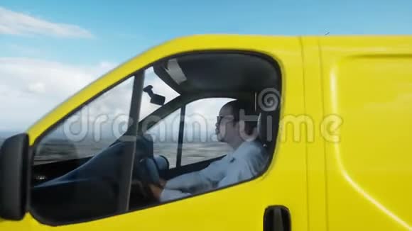 高速公路上的黄色货车开得很快运输和后勤概念现实的4k动画视频的预览图