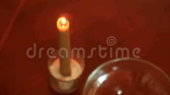 用蜡烛占卜女人把蜡倒在水里用蜡烛占卜女人往水里倒蜡熔体视频的预览图
