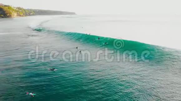 桶状海浪和冲浪者空中景观视频的预览图