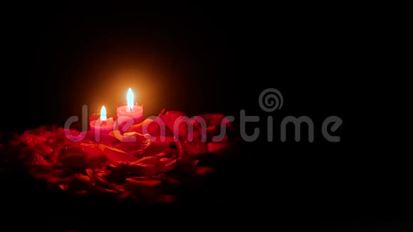 情人节有镜头蜡烛燃烧和玫瑰花瓣视频的预览图