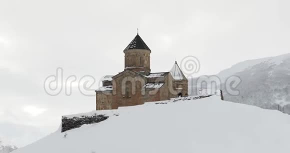 斯蒂芬斯明达格尔盖蒂乔治亚著名的盖尔盖蒂三位一体茨明达桑巴教堂冬季景观视频的预览图