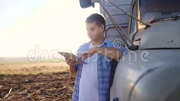 智慧农业男子农民司机站在卡车生活方式附近的数字平板电脑慢动作视频肖像视频的预览图
