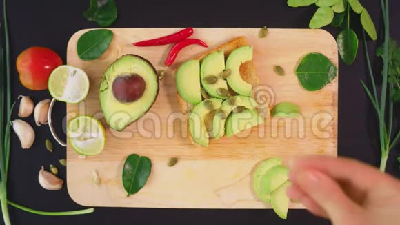 鳄梨健康饮食和健康生活方式的概念从上面看煮鳄梨三明治视频的预览图