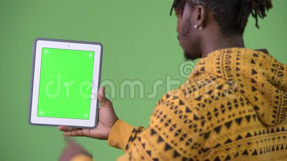 年轻英俊的非洲男子使用数码平板电脑视频的预览图