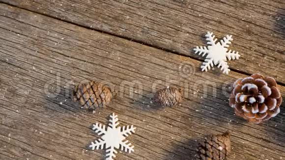 降雪与圣诞松果装饰视频的预览图