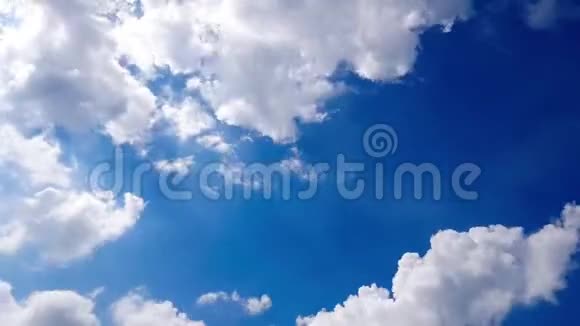 时间流逝的阳光穿过蓝天上的云彩视频的预览图