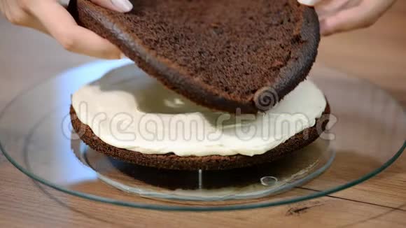 煮巧克力海绵蛋糕的过程视频的预览图