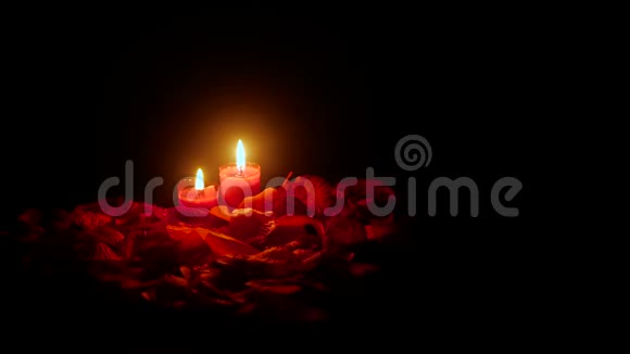 情人节有镜头蜡烛燃烧和玫瑰花瓣视频的预览图