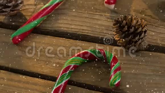 降雪伴圣诞糖果装饰视频的预览图