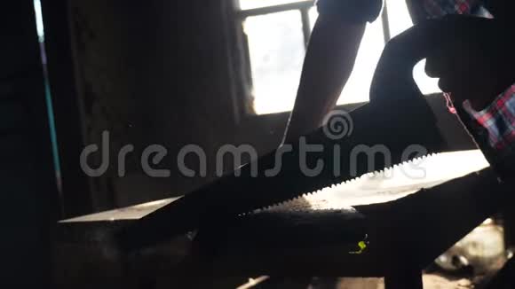 人木匠手工制作和工艺概念慢动作视频木匠在车间里锯树的生活方式视频的预览图