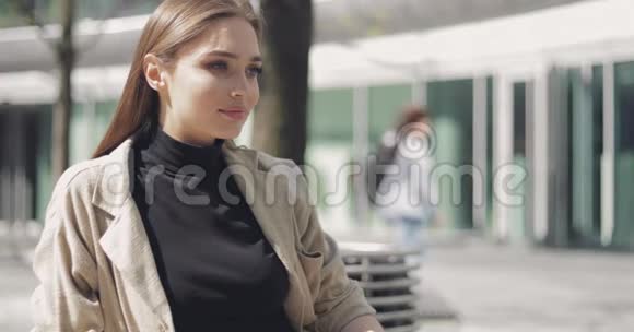 时髦的年轻女人在外面摆姿势视频的预览图