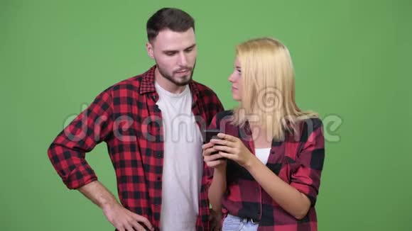 年轻夫妇一起用电话视频的预览图