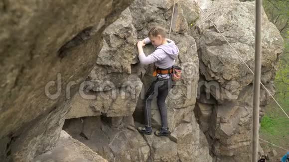 女孩在大自然中攀岩视频的预览图