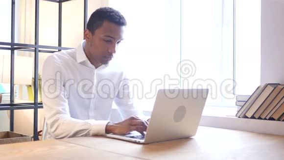 黑人思考与笔记本电脑工作视频的预览图