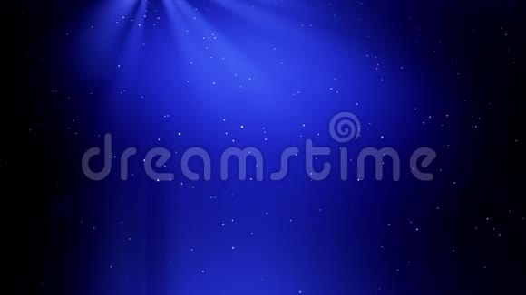 美丽的三维雪花漂浮在空气中的蓝色背景使用动画圣诞卡视频的预览图