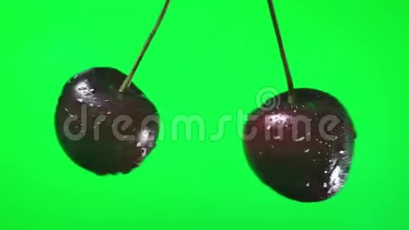 樱桃浆果切割向两边喷洒果汁慢动作视频的预览图