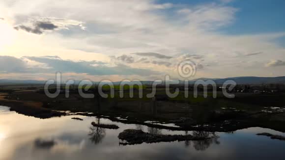 鸟瞰保加利亚美丽的湖泊视频的预览图