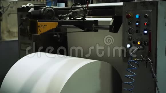 印刷厂的报纸印刷过程视频的预览图