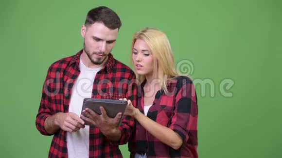 年轻夫妇一起使用数字平板电脑视频的预览图