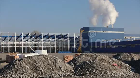 工厂或工厂屋顶上的烟斗冒出的烟视频的预览图